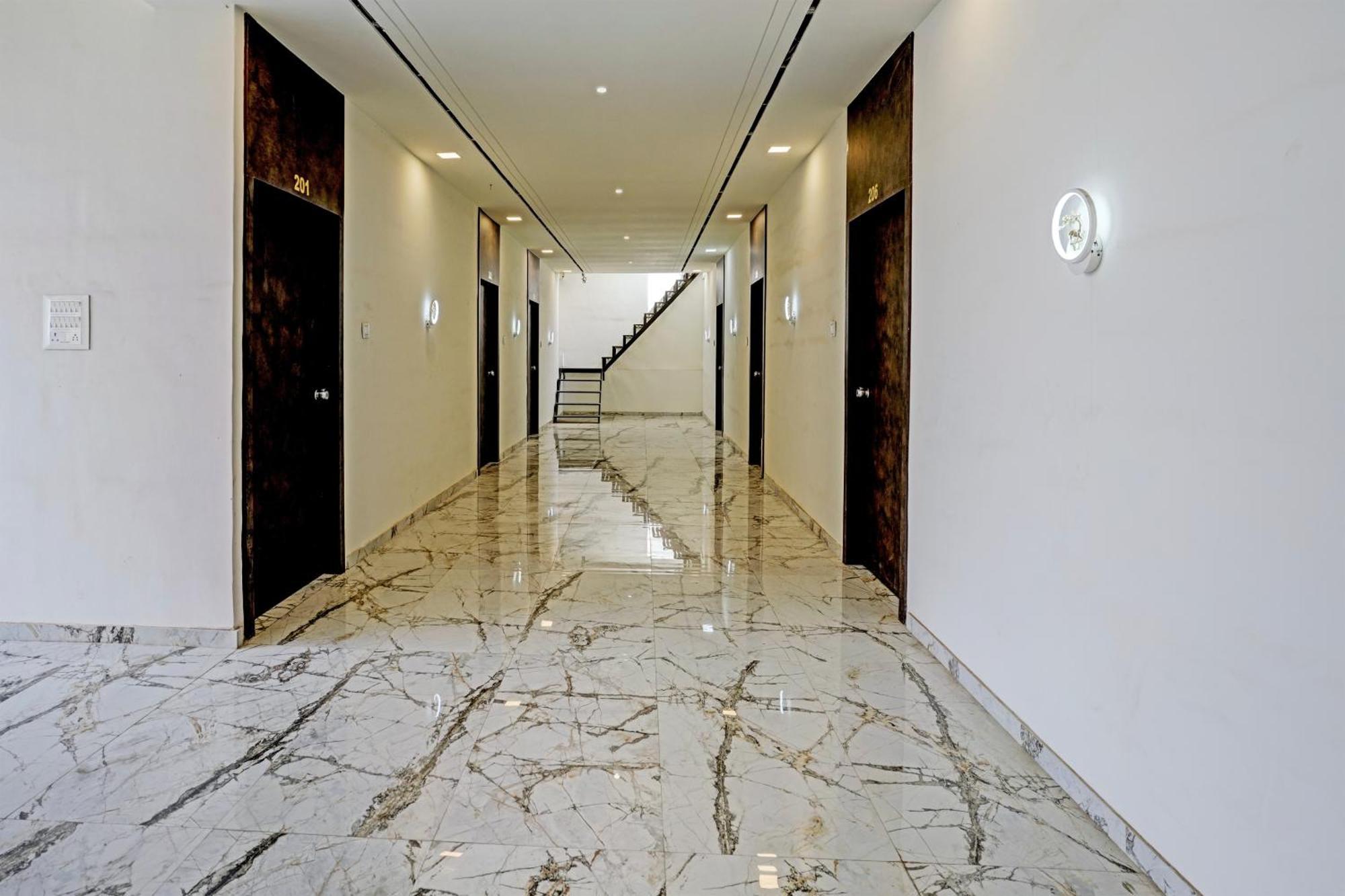 Hotel O White Palace Hotel Rajkot Extérieur photo