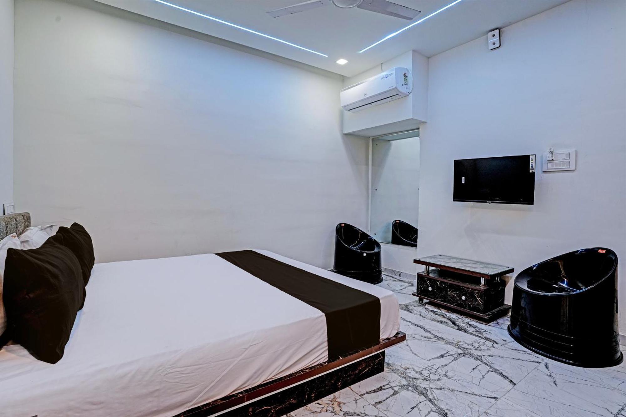 Hotel O White Palace Hotel Rajkot Extérieur photo