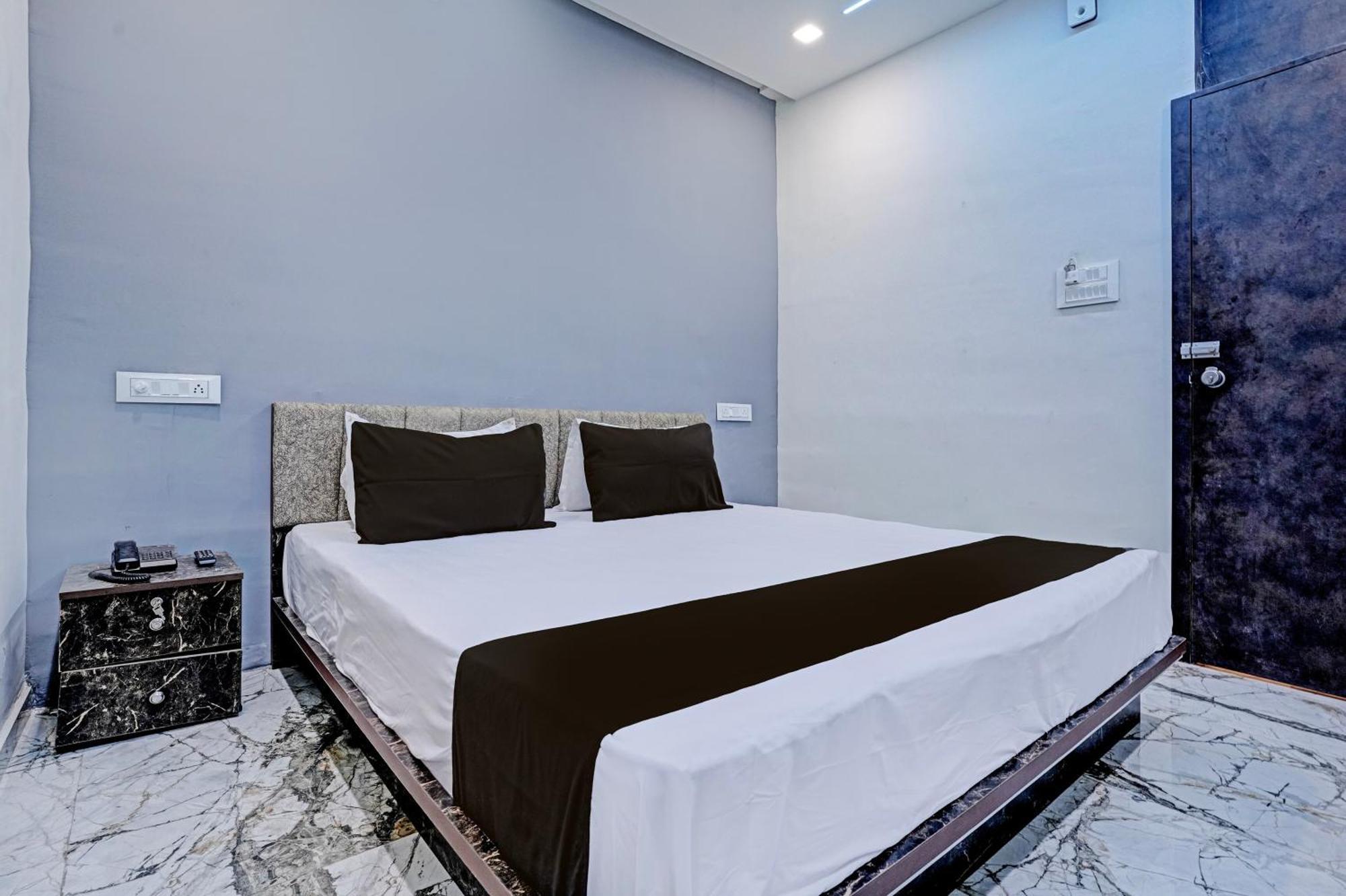 Hotel O White Palace Hotel Rajkot Extérieur photo