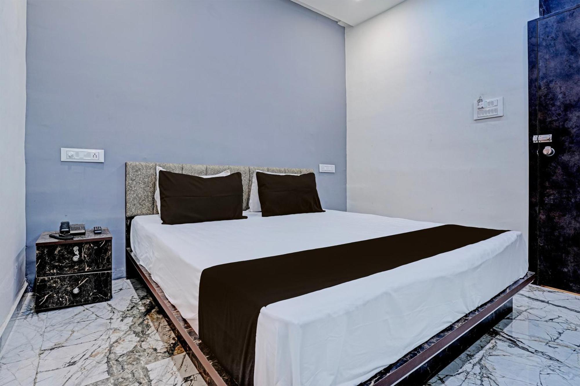 Hotel O White Palace Hotel Rajkot Extérieur photo