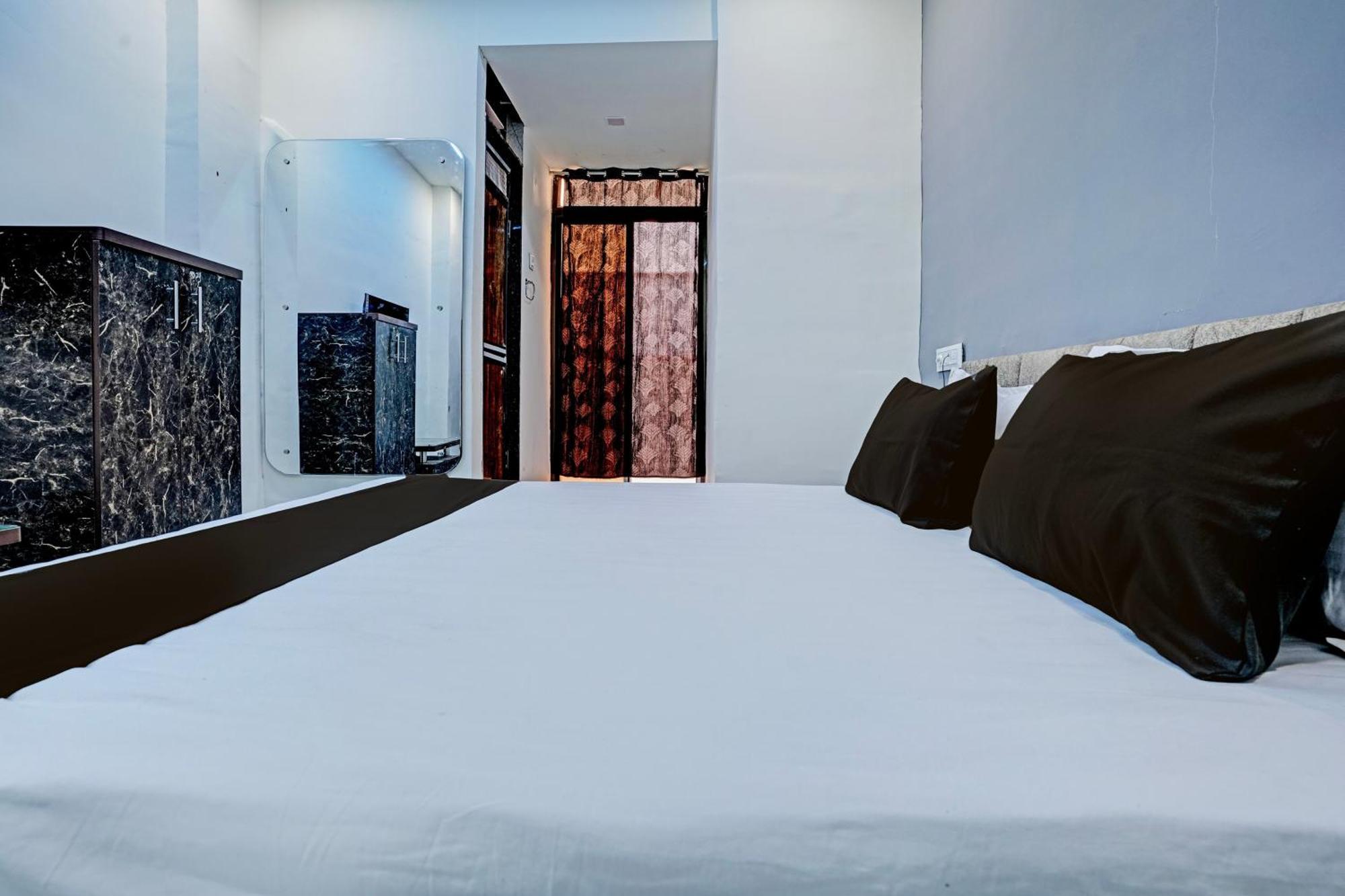 Hotel O White Palace Hotel Rajkot Extérieur photo