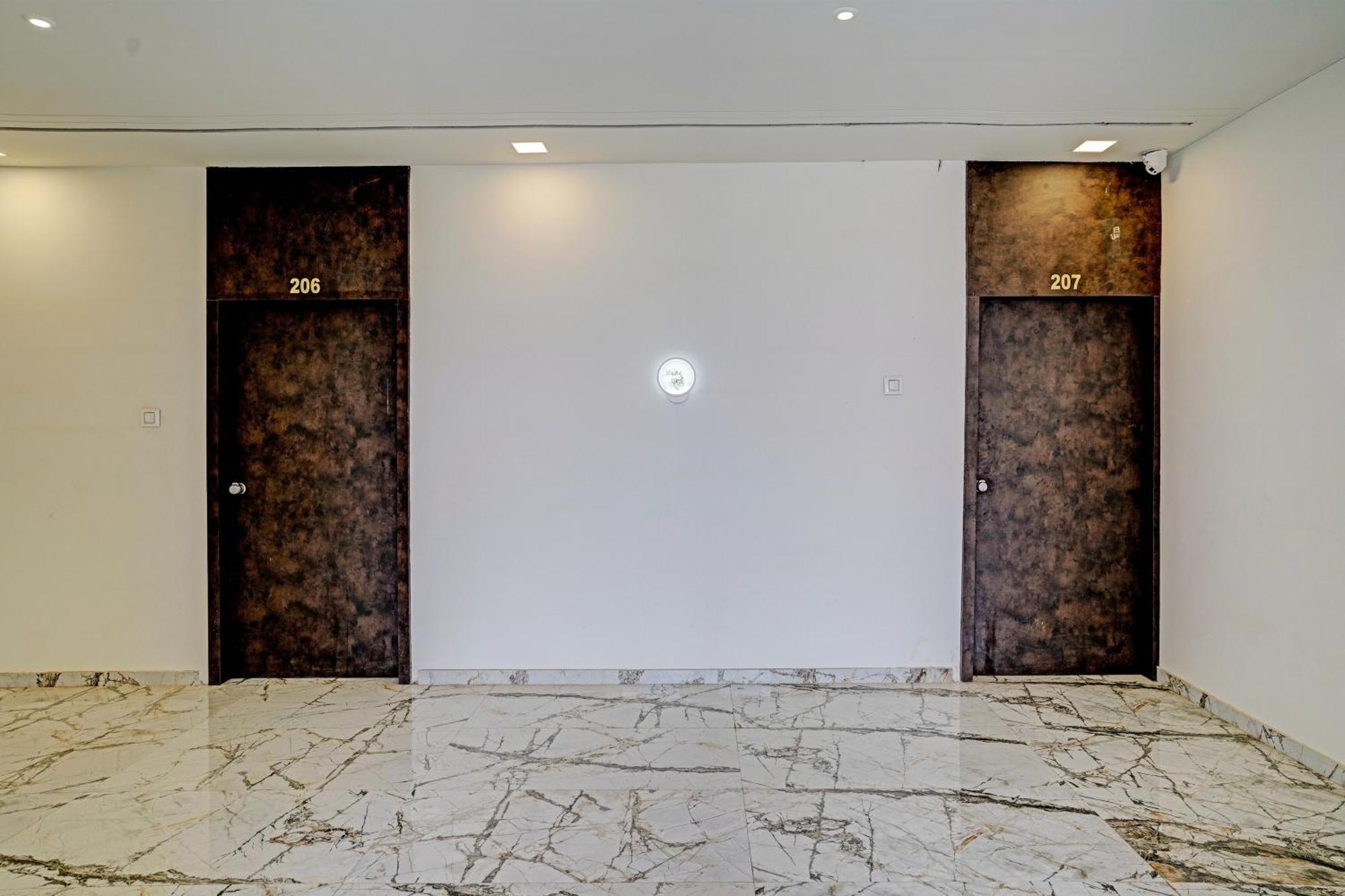 Hotel O White Palace Hotel Rajkot Extérieur photo