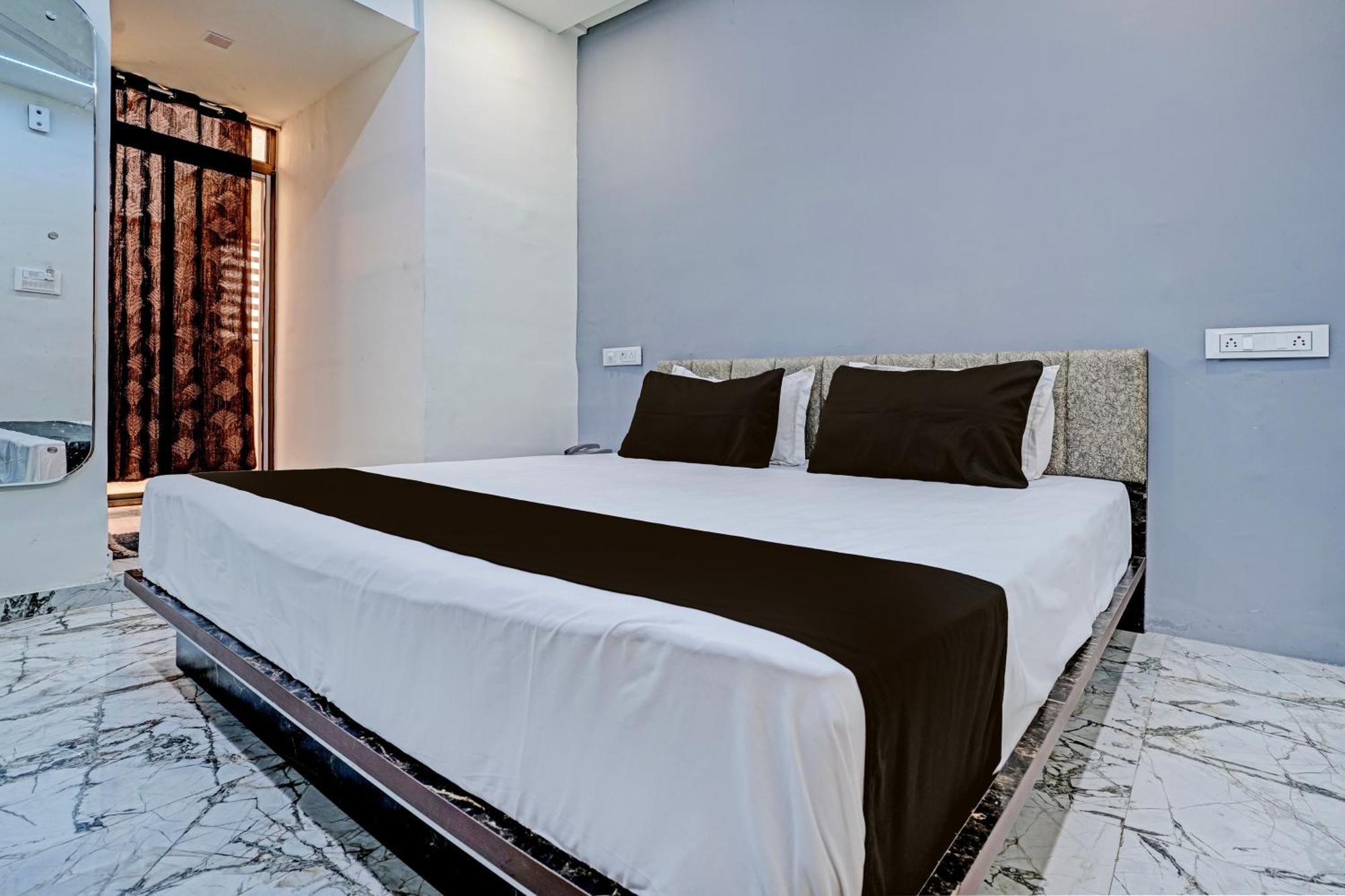 Hotel O White Palace Hotel Rajkot Extérieur photo