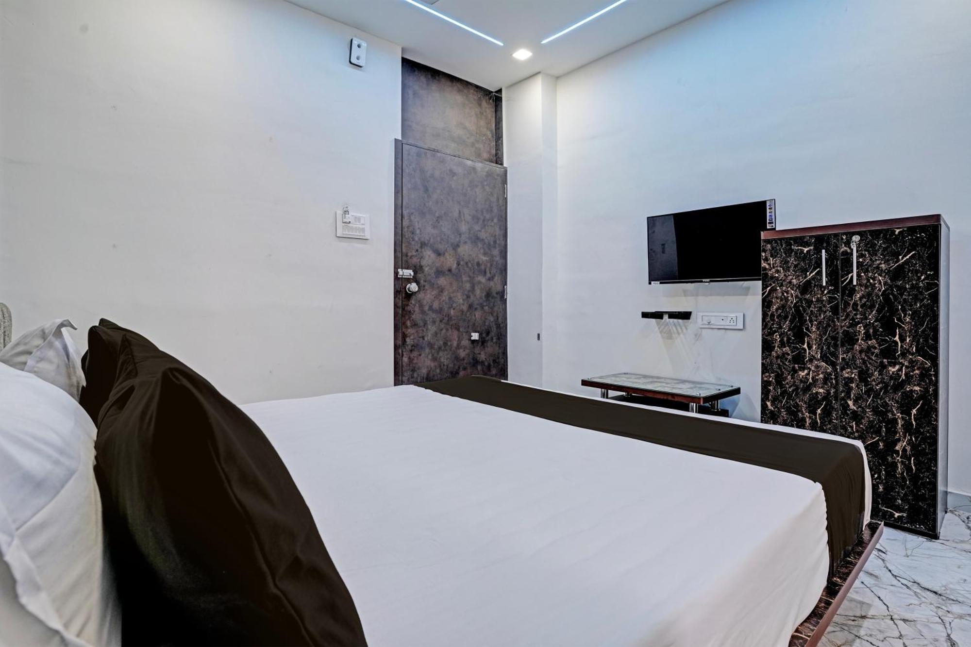 Hotel O White Palace Hotel Rajkot Extérieur photo