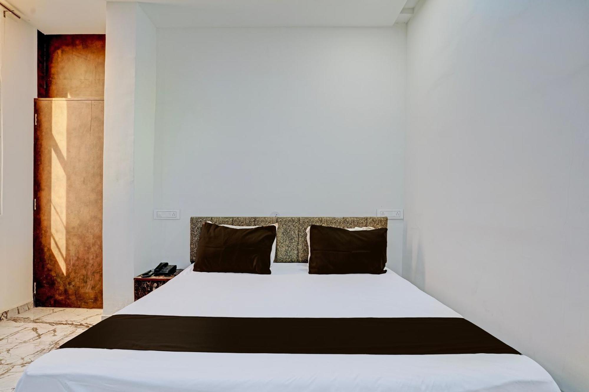 Hotel O White Palace Hotel Rajkot Extérieur photo