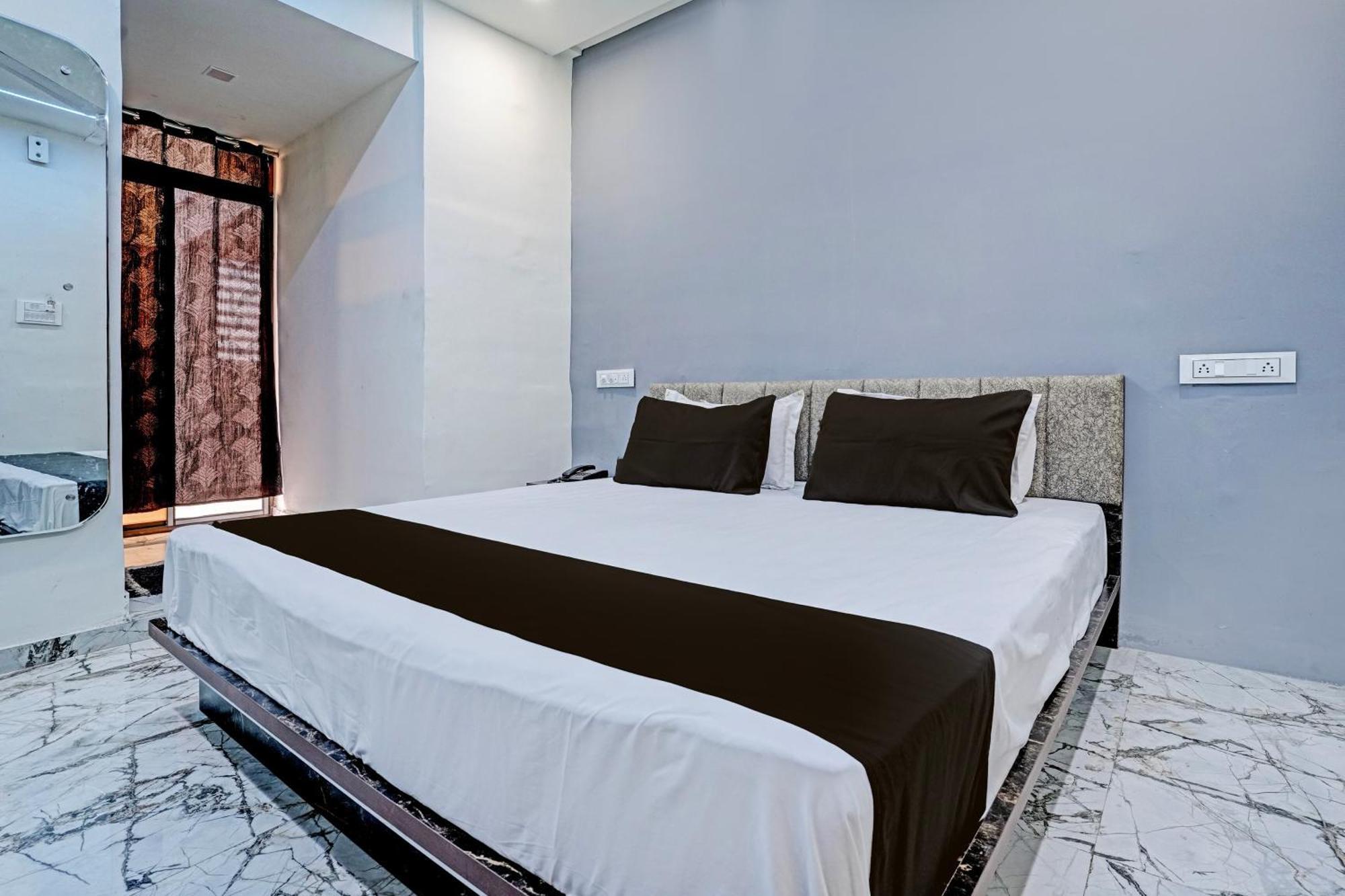 Hotel O White Palace Hotel Rajkot Extérieur photo
