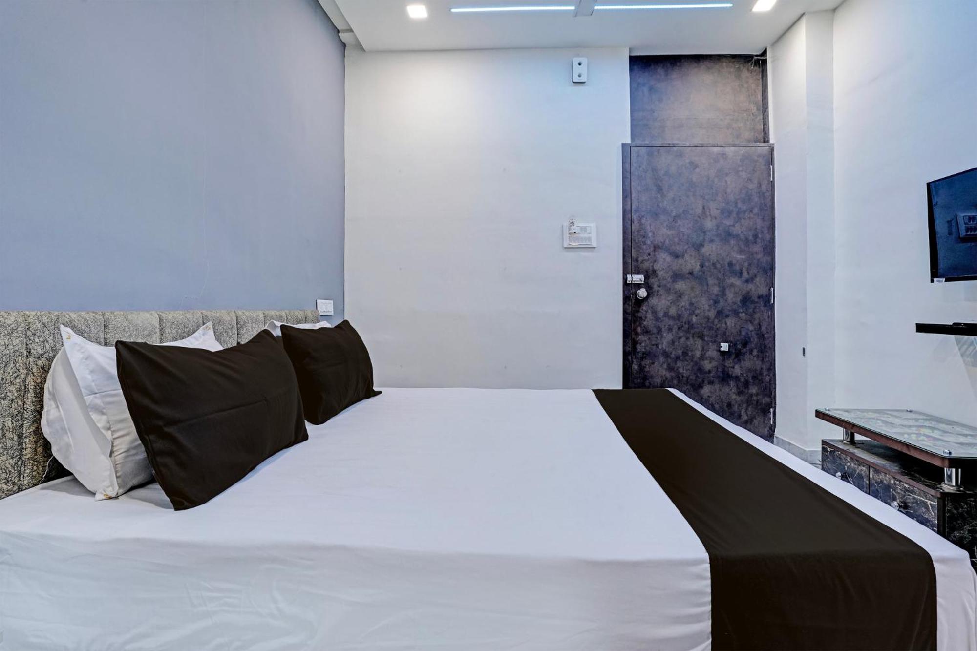 Hotel O White Palace Hotel Rajkot Extérieur photo