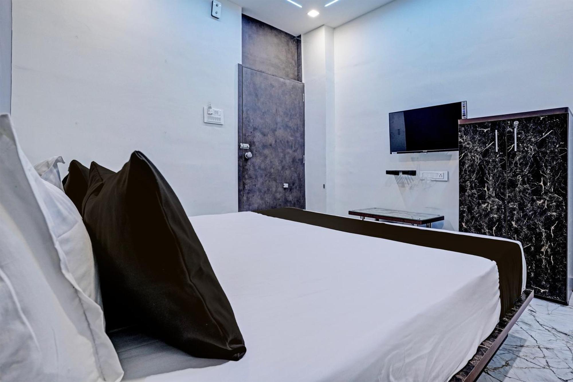 Hotel O White Palace Hotel Rajkot Extérieur photo