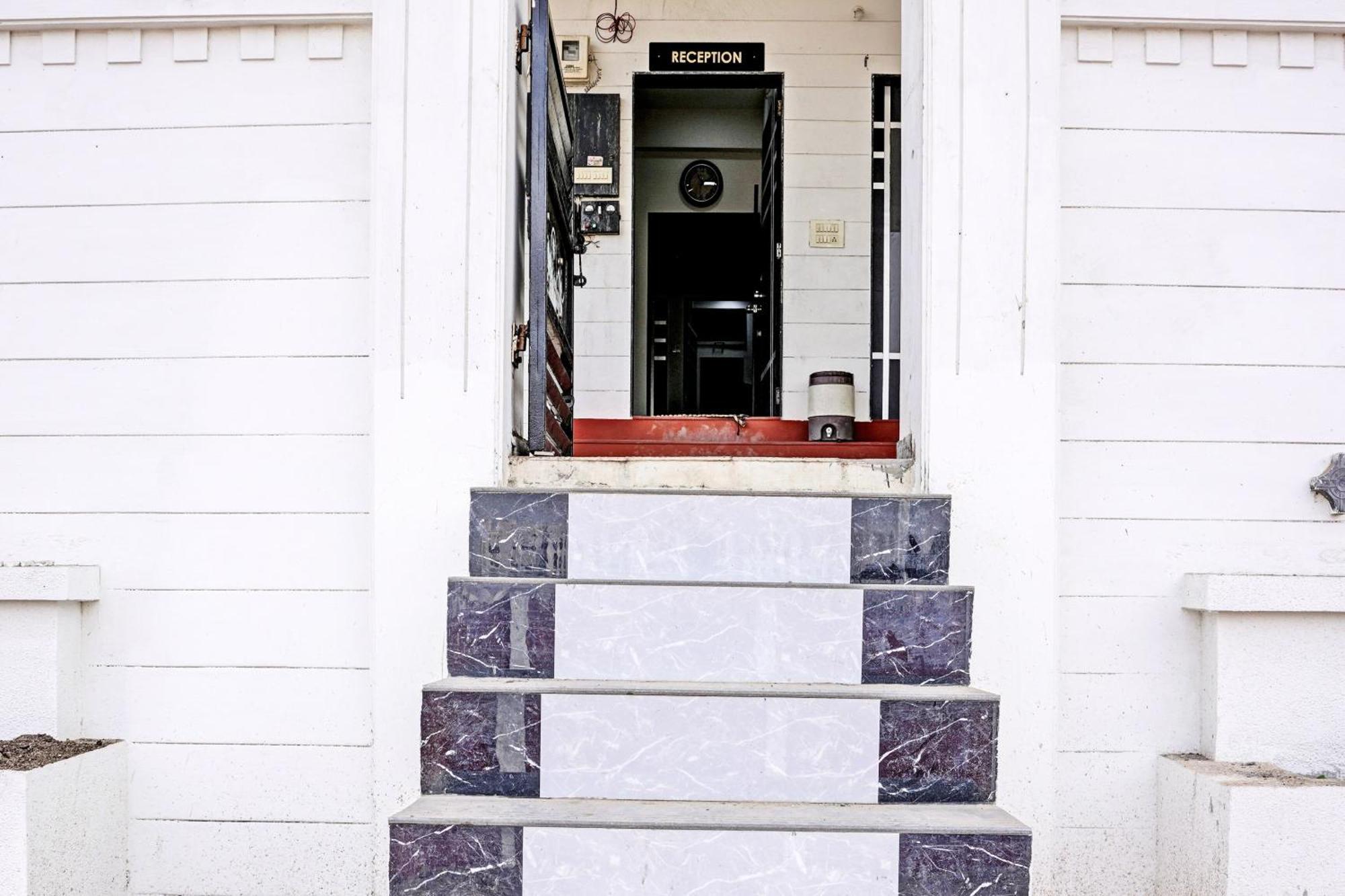 Hotel O White Palace Hotel Rajkot Extérieur photo